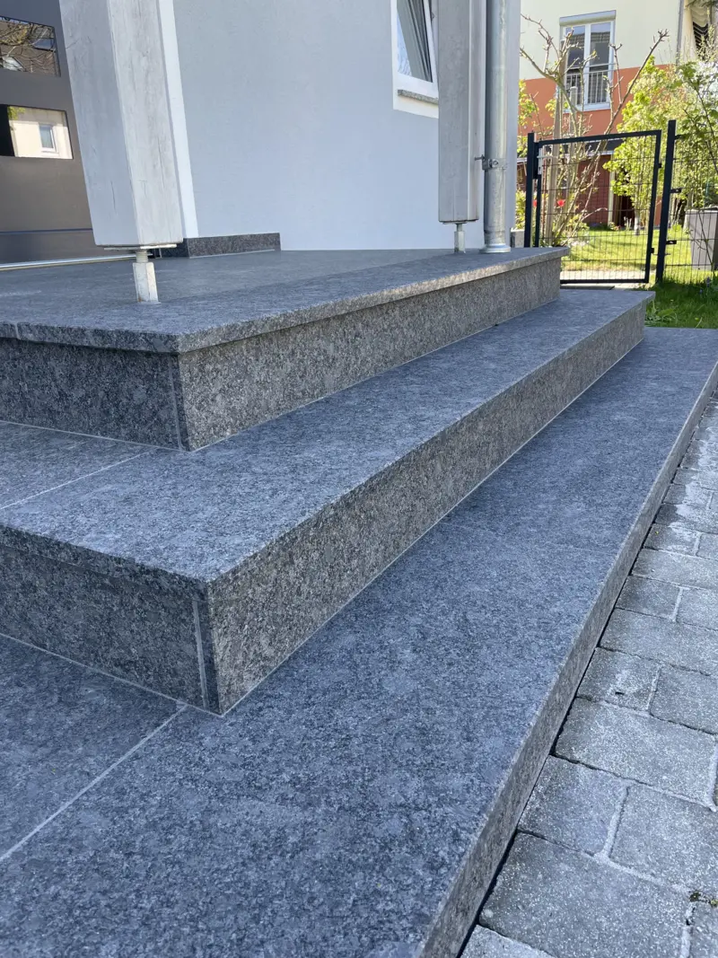 Hochwertige Granit-Außentreppe - Steinmetzbetrieb Hässler