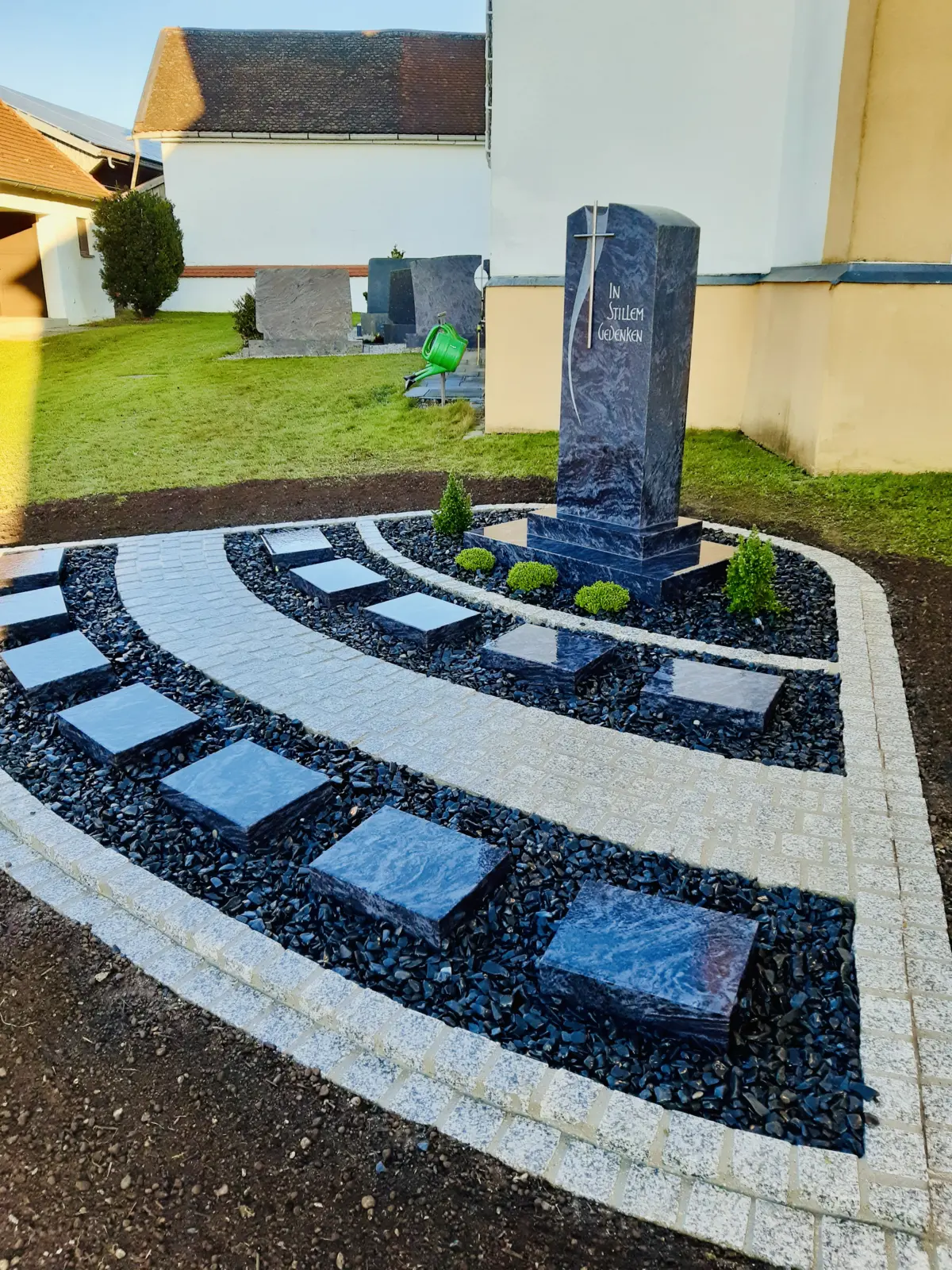 Steinmetzbetrieb Hässler – handgefertigter Grabstein mit Inschrift
